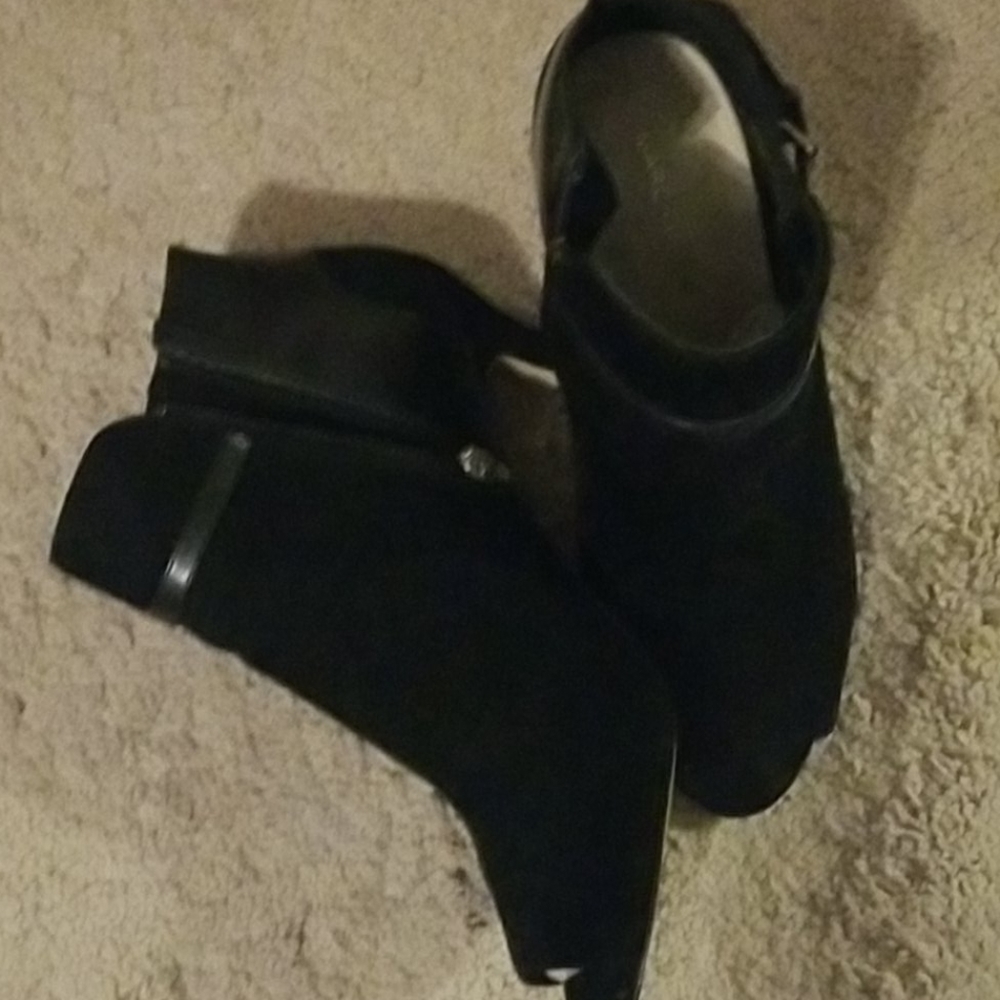 Peep toe suede/leather ankle booties